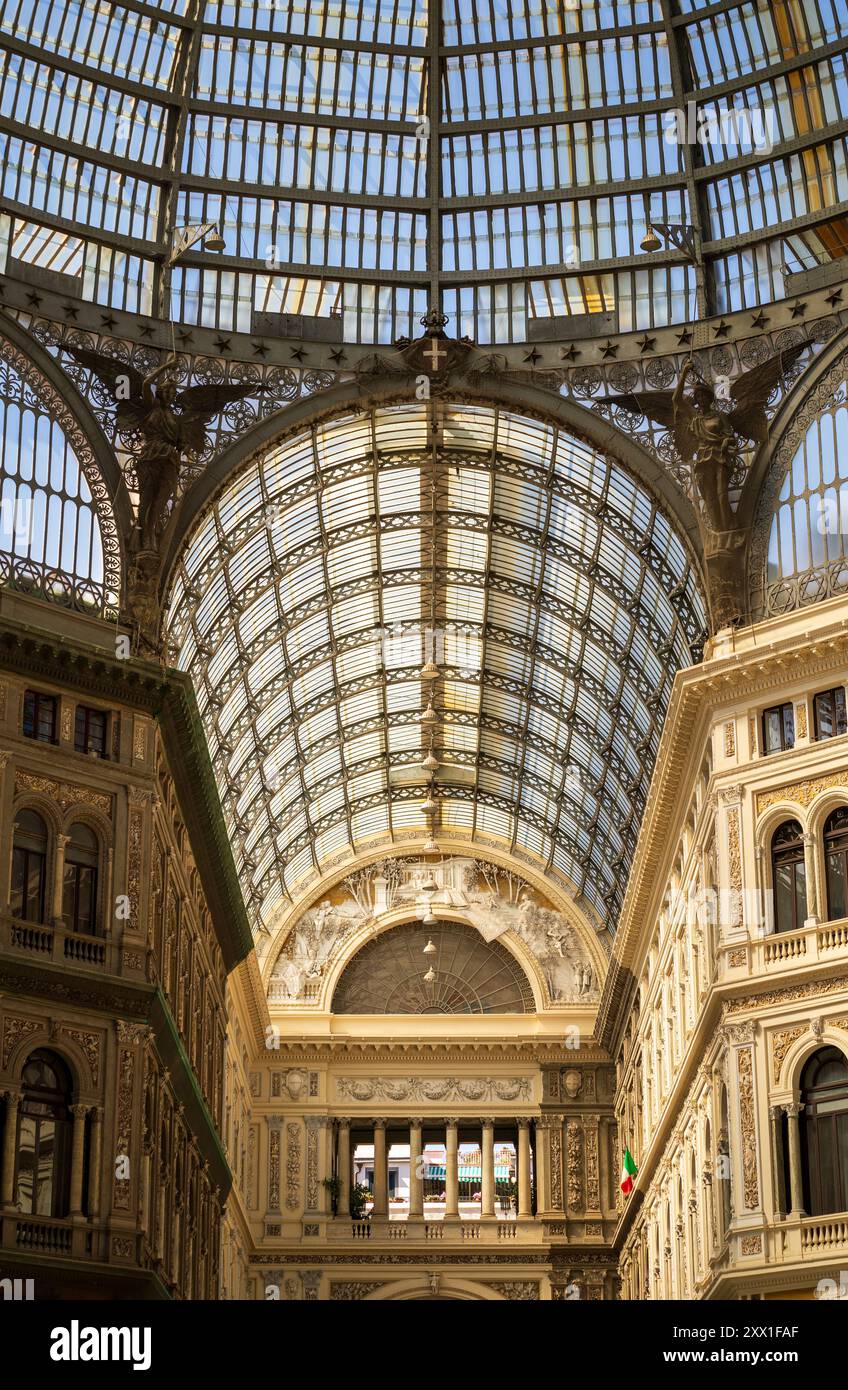 Neapel, Italien - 24. Juni 2024: Die kunstvolle Glaskuppel und die komplizierten Details der Galleria Umberto I in Neapel, Italien, zeigen die Architektur der Stadt Stockfoto