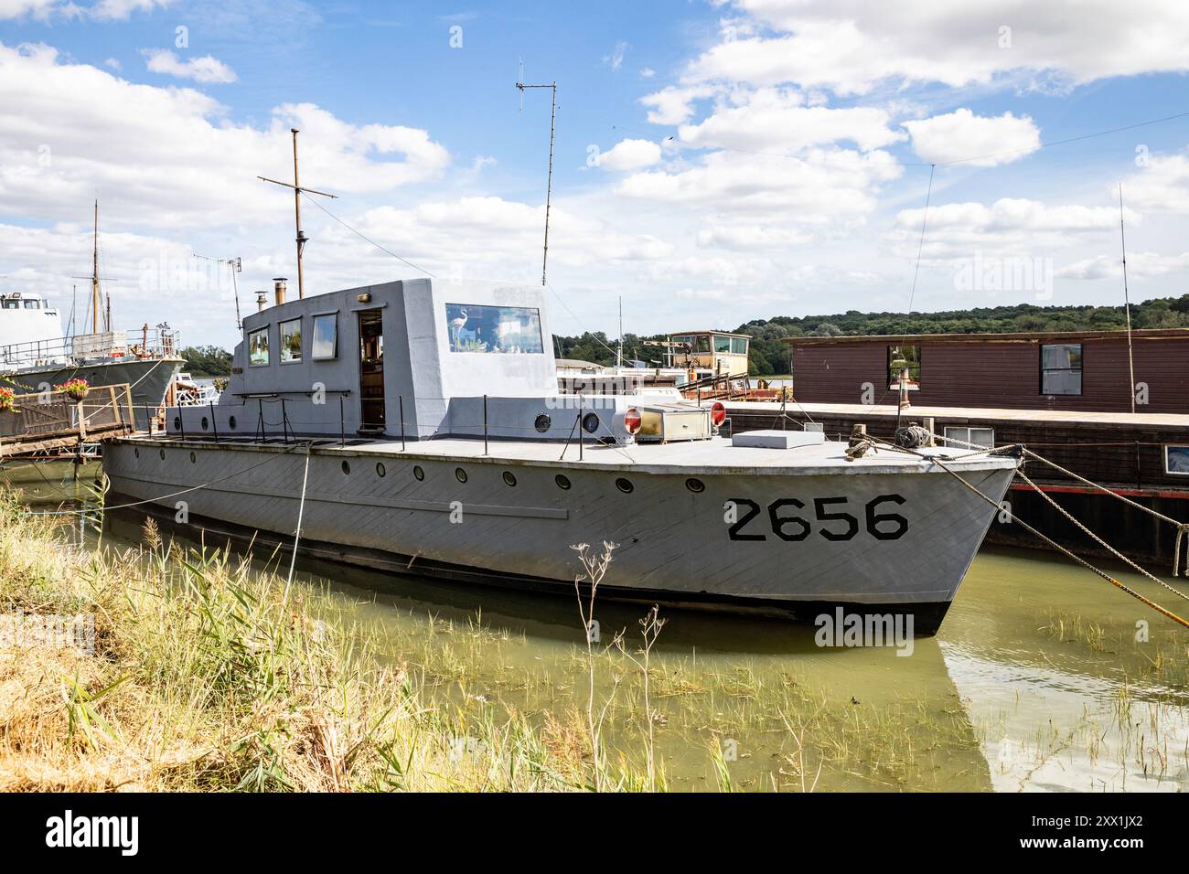 Melton, Suffolk, 21. August 2024, die Leute waren in der Deben Cafe Bar auf der HMS Vale in der Sonne, Melton, und genossen die wunderschöne Aussicht über den Fluss Deben in Suffolk. Während der Sommerferien liegen viele Boote entlang des Flusses vor. Die Temperatur beträgt zu dieser Jahreszeit angenehme 21 °C. Quelle: Keith Larby/Alamy Live News Stockfoto