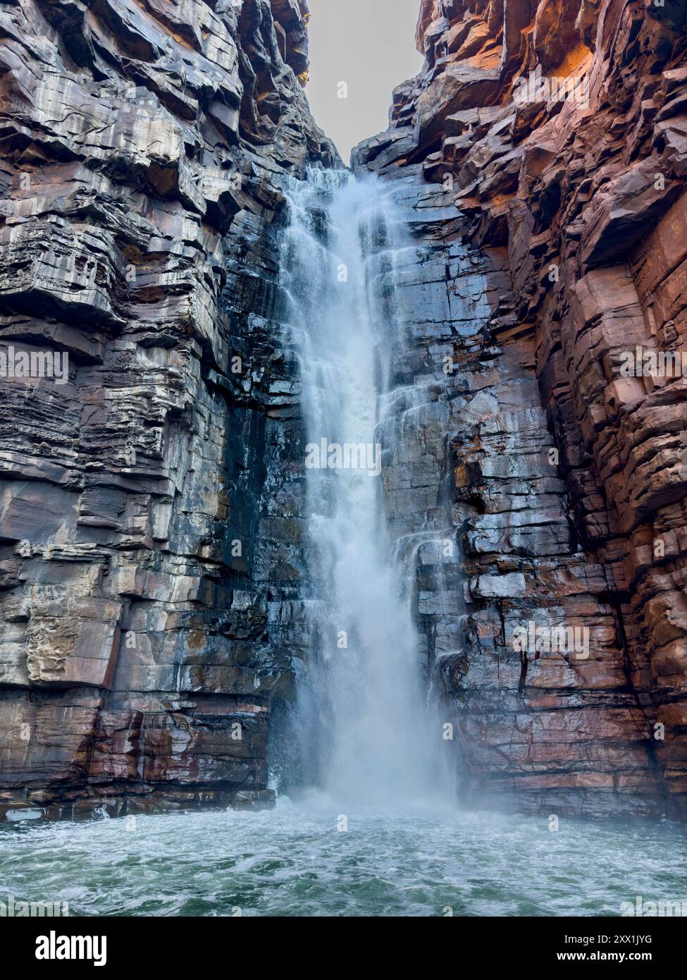 Einer der zwei 100 Meter hohen Wasserfälle, die sich im Warton Sandstone, King George River, Kimberley, Western Australia, Australien, Pazifik Stockfoto