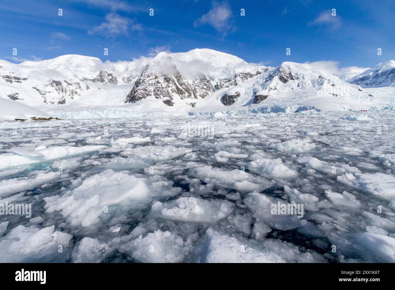 Blick auf ruhige Meere und reflektierte Berge rund um die Paradise Bay auf der westlichen Seite der Antarktischen Halbinsel, Polarregionen Stockfoto