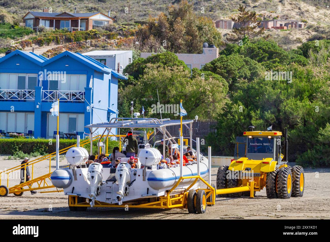 Ein kommerzielles Walbeobachtungsboot, das bei Ebbe am Strand in Puerto Pyramides, Golfo Nuevo, Argentinien, Südamerika startet Stockfoto