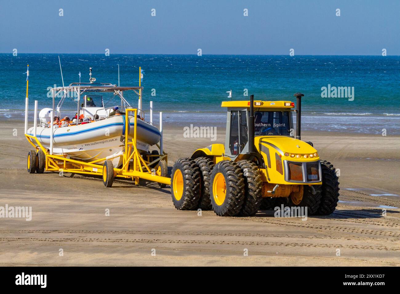 Ein kommerzielles Walbeobachtungsboot, das bei Ebbe am Strand in Puerto Pyramides, Golfo Nuevo, Argentinien, Südamerika startet Stockfoto