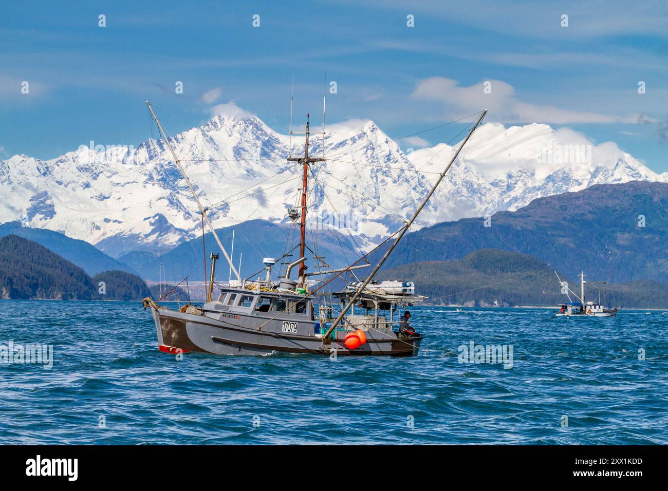 Langleinenfischboot im Cross Sound mit der Fairweather Mountain Range im Hintergrund, Südosten Alaskas, USA, Nordamerika Stockfoto Langleinenfischboot im Cross Sound mit der Fairweather Mountain Range im Hintergrund, Südosten Alaskas, USA, Nordamerika Stockfoto