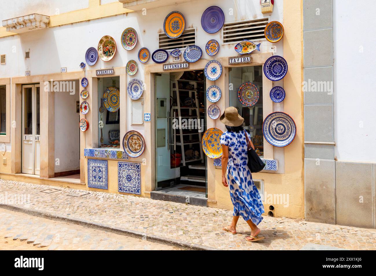 Keramikladen mit Touristen, Tavira, Algarve, Portugal, Iberische Halbinsel, Südwesteuropa Stockfoto