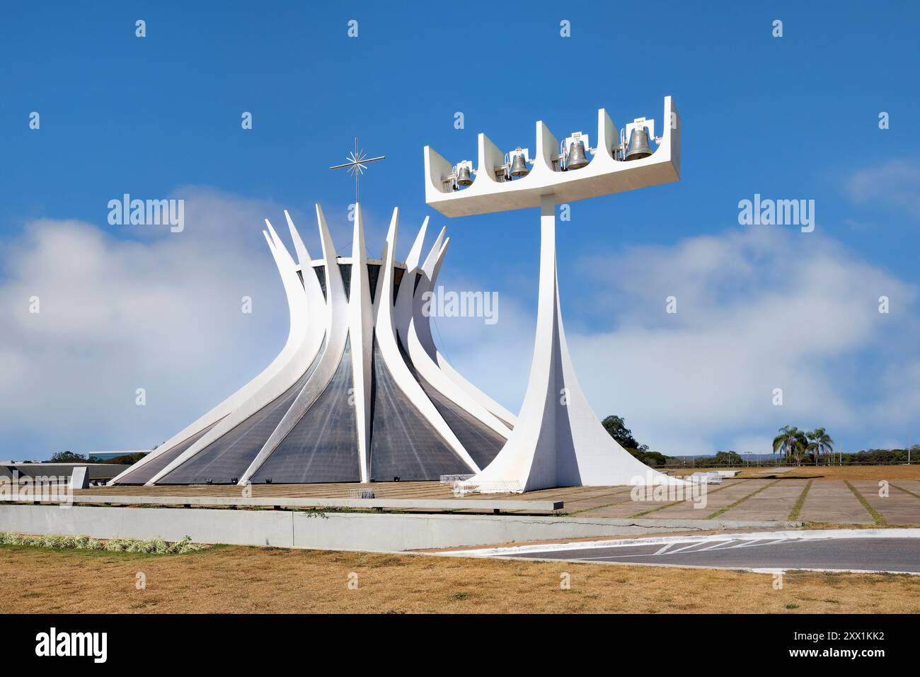 Römische Kathedrale von Brasilia (Metropolitan Cathedral) und Glockenturm, entworfen von Oscar Niemeyer, Brasilia, Bundesbezirk, Brasilien Stockfoto