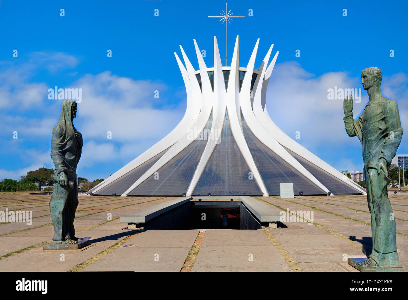 St. Lukas und St. Johannes die Evangelisten Statuen von Alfredo Ceschiatti und Dante Croce vor der römischen Kathedrale von Brasilia, Brasilia, Brasilien Stockfoto