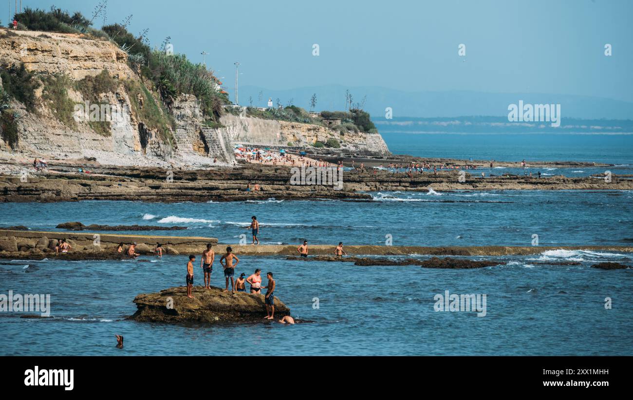 Die Menschen entspannen sich am Strand Avencas in Sao Pedro do Estoril in der Nähe von Lissabon, Portugal, Europa Stockfoto