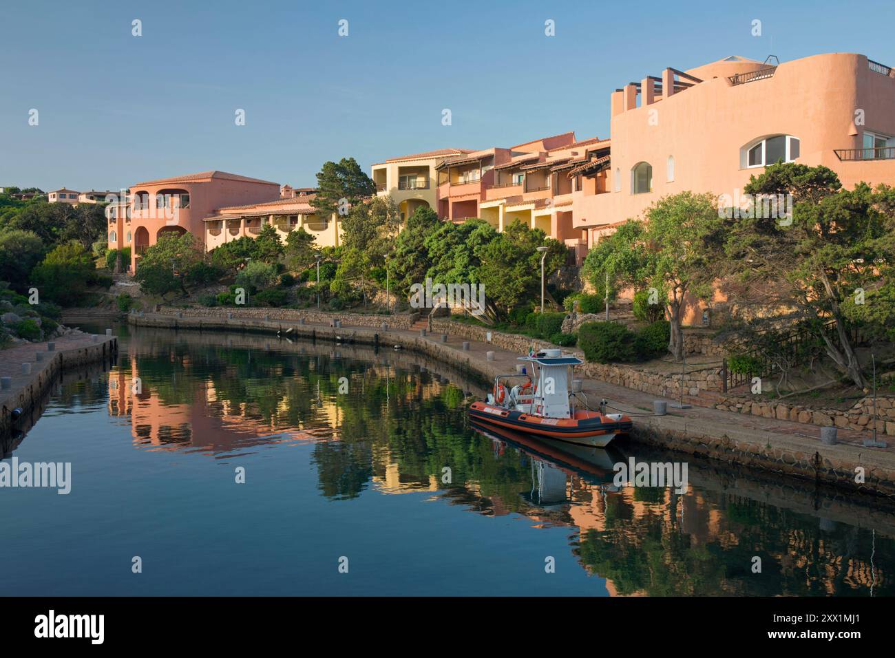 Blick auf die stillen Gewässer des Hafens, am frühen Morgen, Porto Cervo, Costa Smeralda, Arzachena, Sassari, Sardinien, Italien, Mittelmeer, Europa Stockfoto