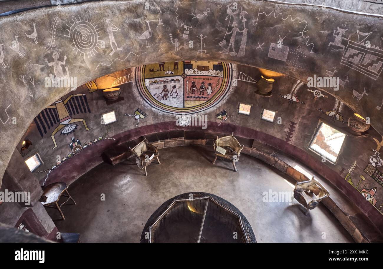Blick nach unten vom zweiten Stock im historischen Desert View Watchtower am Südrand des Grand Canyon, Arizona Stockfoto