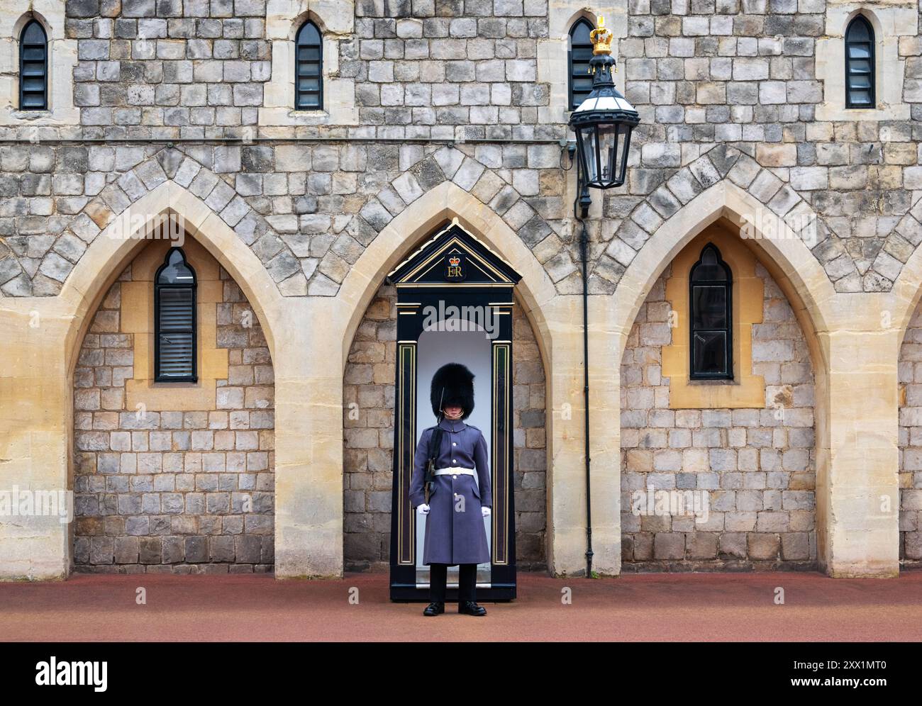 Ein Wächter der walisischen Garde in Windsor Castle, Windsor, Berkshire, England, Vereinigtes Königreich, Europa Stockfoto