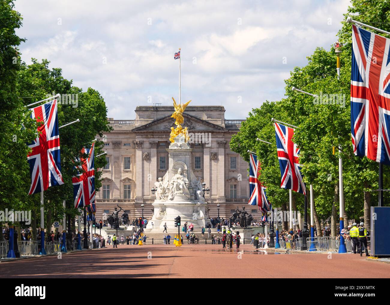 Blick entlang der Mall in Richtung Victoria Memorial und Buckingham Palace, London, England, Großbritannien, Europa Stockfoto