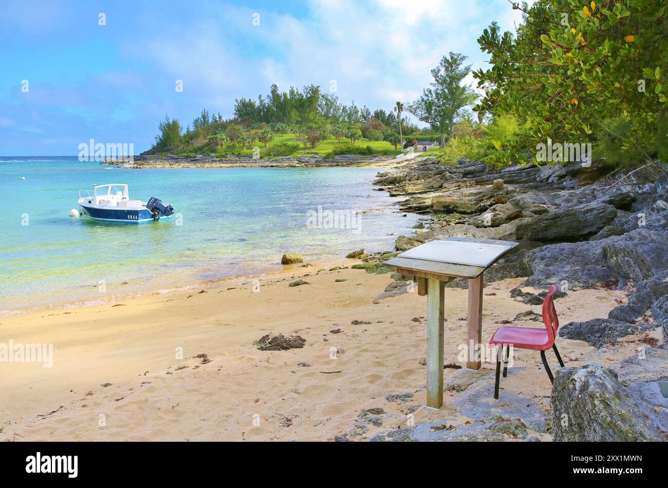 Tisch und Stuhl in Devonshire Bay, Devonshire Bay National Park, Devonshire, Bermuda, Atlantik, Nordamerika Stockfoto