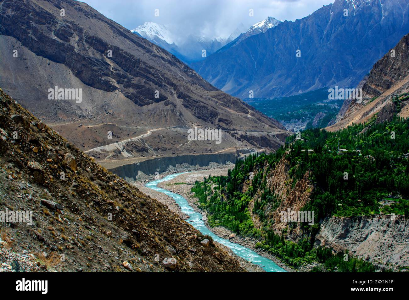 Ein Fluss entlang der Karakorum-Autobahn in den Karakorum-Bergen Stockfoto