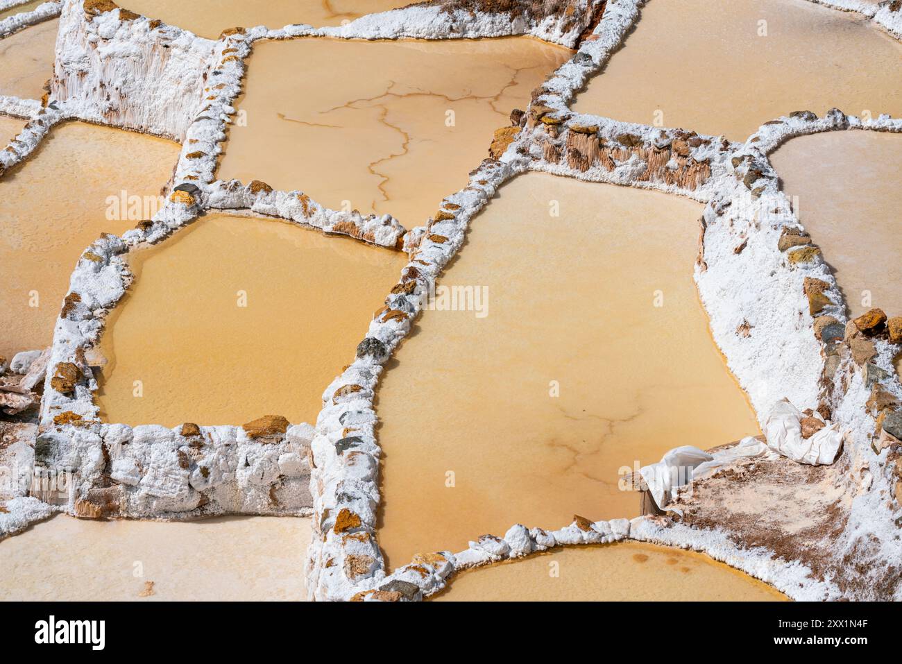 Blick aus einem hohen Winkel auf Maras Salzwiesen, Salinas de Maras, Cuzco Region, Peru, Südamerika Stockfoto