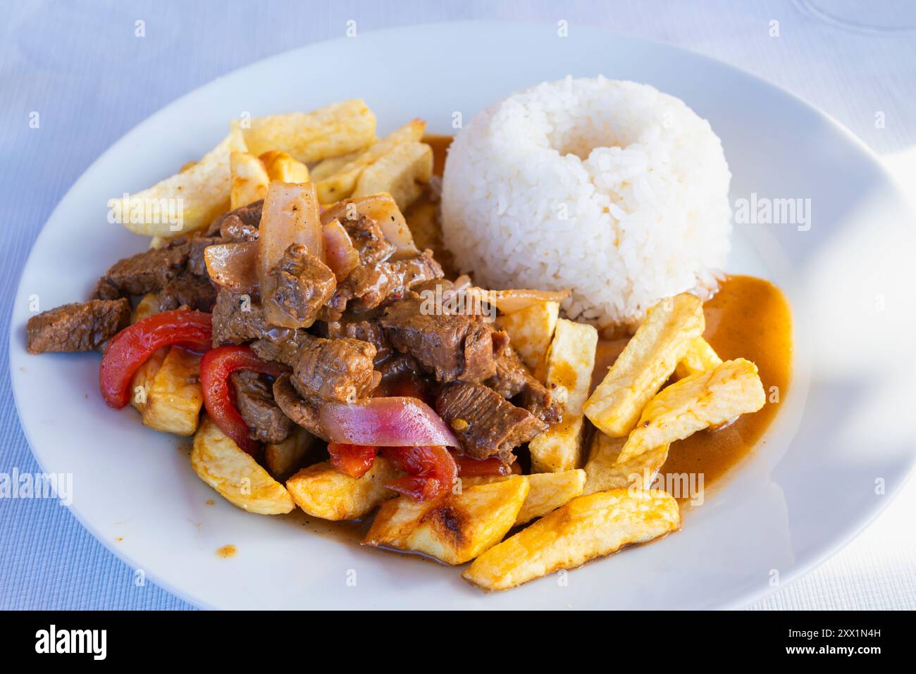 Traditionelles peruanisches Gericht namens Lomo Saltado, Maras, Heiliges Tal, Provinz Urubamba, Region Cusco (Cuzco), Peru, Südamerika Stockfoto