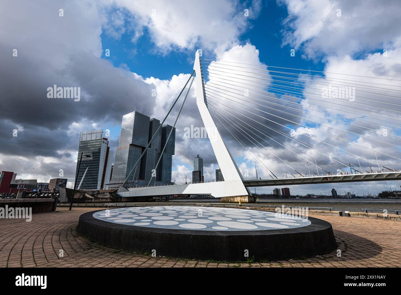 Beeindruckende Erasmus-Brücke im Rotterdamer Hafen mit dramatischem Himmel und Kunst im Vordergrund, Rotterdam, Niederlande, Europa Stockfoto