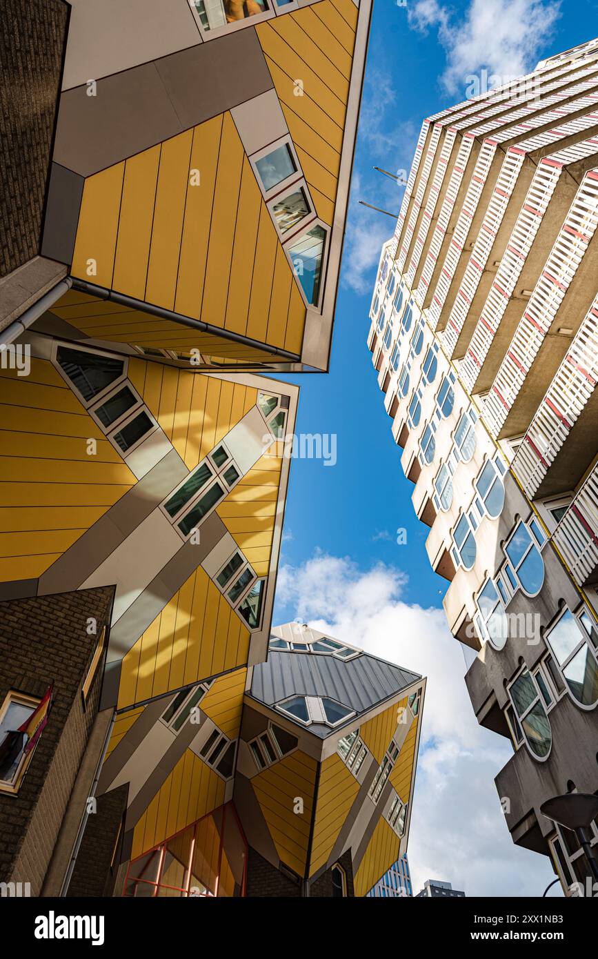 Würfelhäuser, gelbe würfelförmige Architektur und Maastower, Rotterdam, Niederlande, Europa Stockfoto