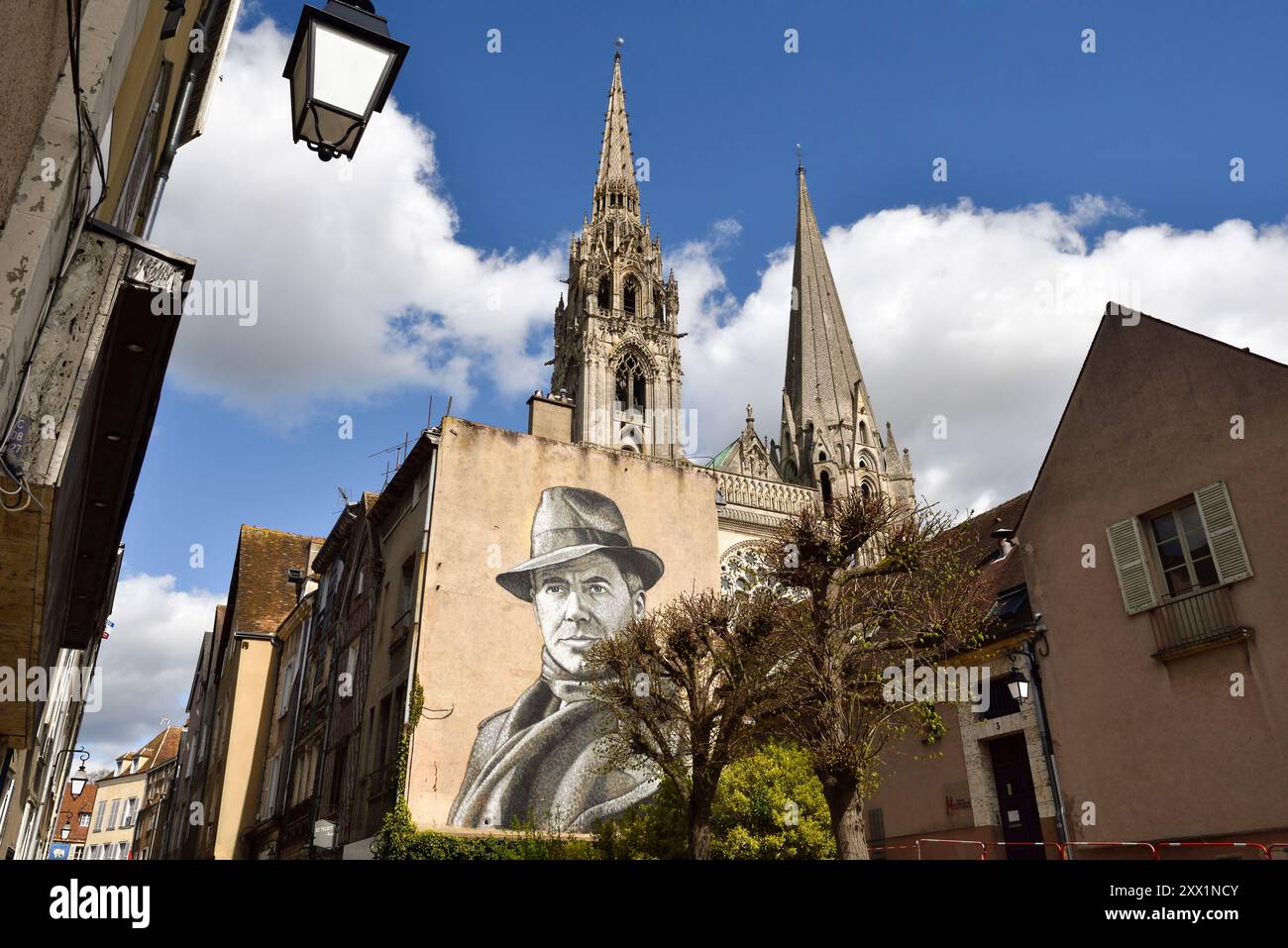 Wandgemälde mit Porträt von Jean Moulin, Held des französischen Widerstands während des Zweiten Weltkriegs, Stadt Chartres, Region Centre-Val-de-Loire Stockfoto