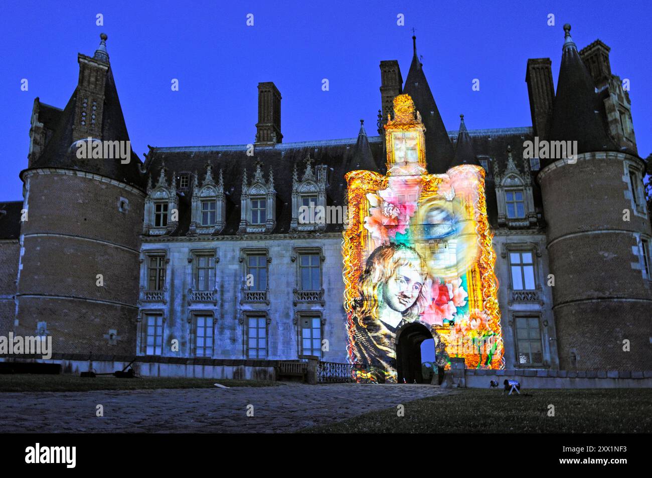 Video-Kunstprojektion mit dem Titel Madame de Maintenon (der Schatten der Sonne) von dem französischen Künstler Xavier de Richemont im Chateau de Maintenon Stockfoto