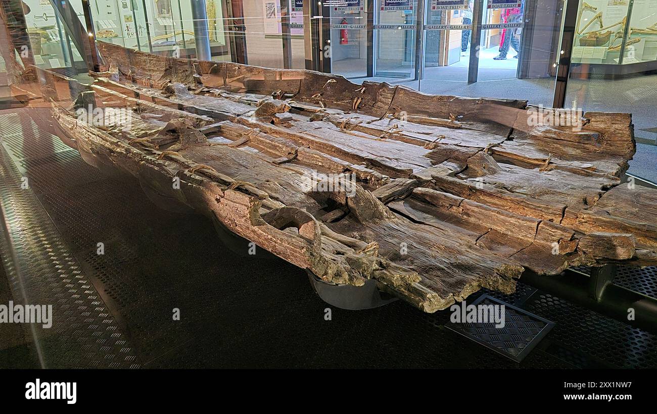 Überreste eines bronzezeitlichen Bootes, Dover Museum, Dover, Kent, England, Vereinigtes Königreich, Europa Stockfoto