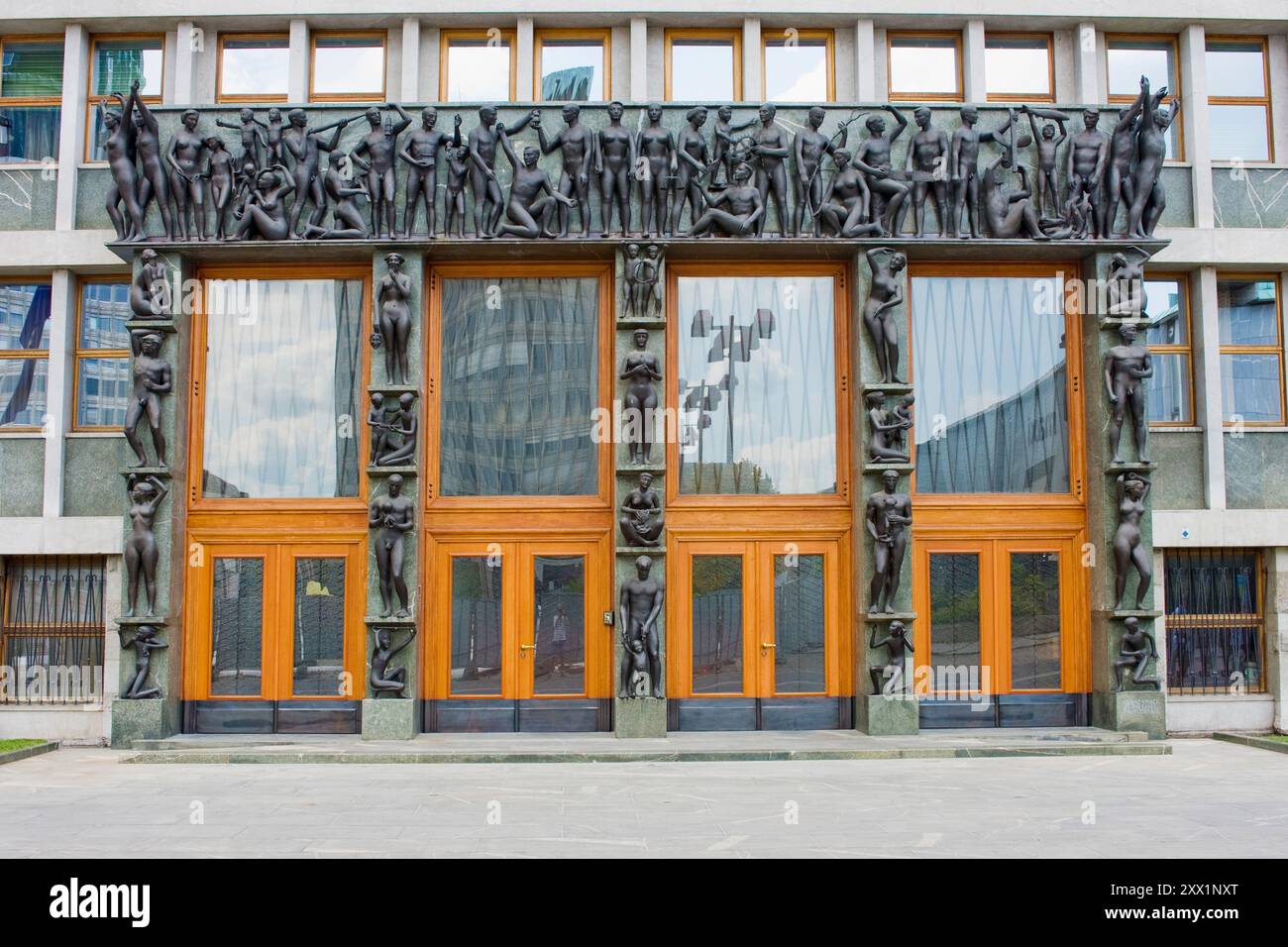 Das große Portal schmückt die Fassade des Parlamentsgebäudes (Nationalversammlung) in Ljubljana, Slowenien Stockfoto