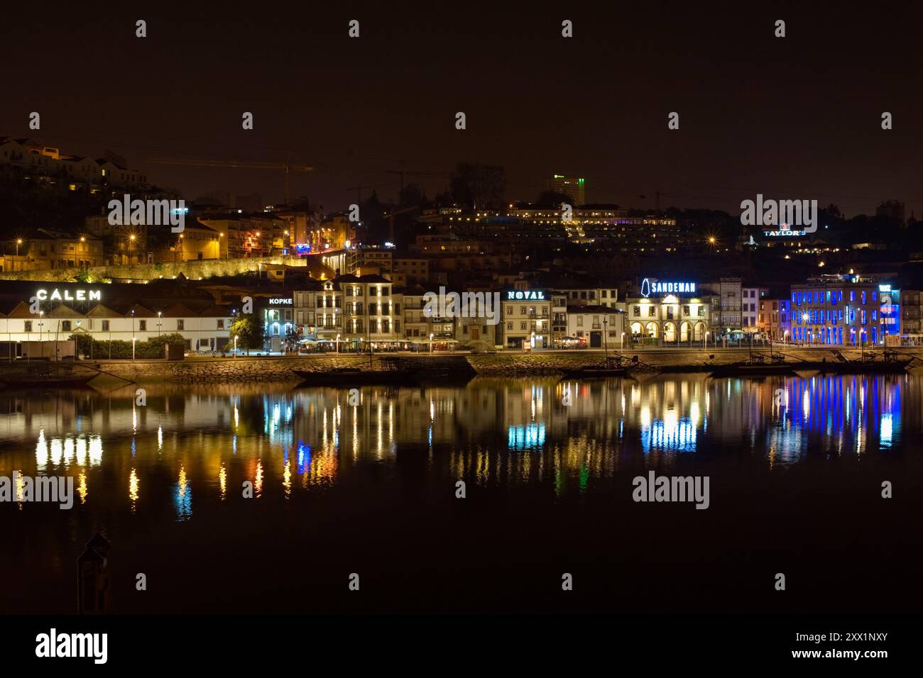 Nächtlicher Blick über den Duoro-Fluss von Porto's Südufer, Gaia, mit den Kellern der berühmten Port-Weinunternehmen, Vila Nova de Gaia, Porto Stockfoto