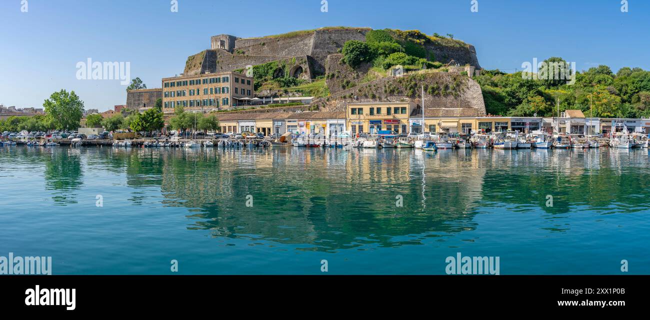 Blick auf die neue Festung mit Blick auf den alten Hafen, Korfu, das Ionische Meer, die griechischen Inseln, Griechenland, Europa Stockfoto