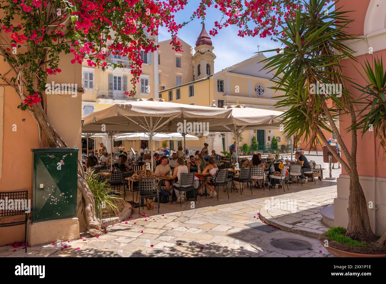 Blick auf das Café-Restaurant am Plakada t' Agiou Spiridona Platz, Korfu Altstadt, Korfu, die Ionischen Inseln, die griechischen Inseln, Griechenland Stockfoto