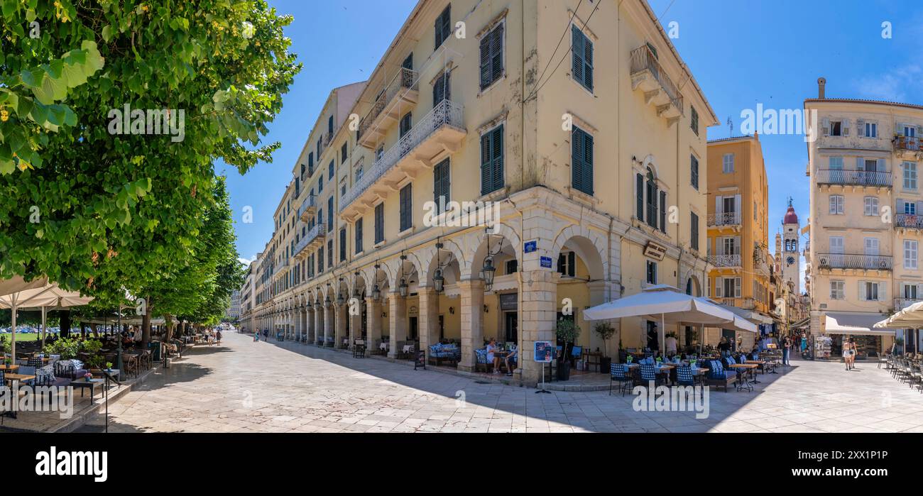 Blick auf die Gebäude und Restaurants auf der Liston Esplanade, Korfu Altstadt, Korfu, die Ionischen Inseln, die griechischen Inseln, Griechenland, Europa Stockfoto