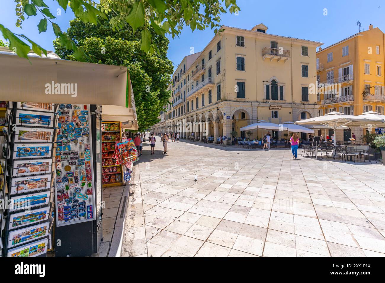Blick auf die Gebäude und Restaurants auf dem Kofineta-Platz, der Altstadt von Korfu, Korfu, den Ionischen Inseln, den griechischen Inseln, Griechenland, Europa Stockfoto