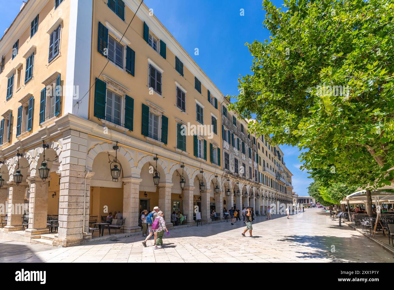 Blick auf die Gebäude und Restaurants auf der Liston Esplanade, Korfu Altstadt, Korfu, die Ionischen Inseln, die griechischen Inseln, Griechenland, Europa Stockfoto