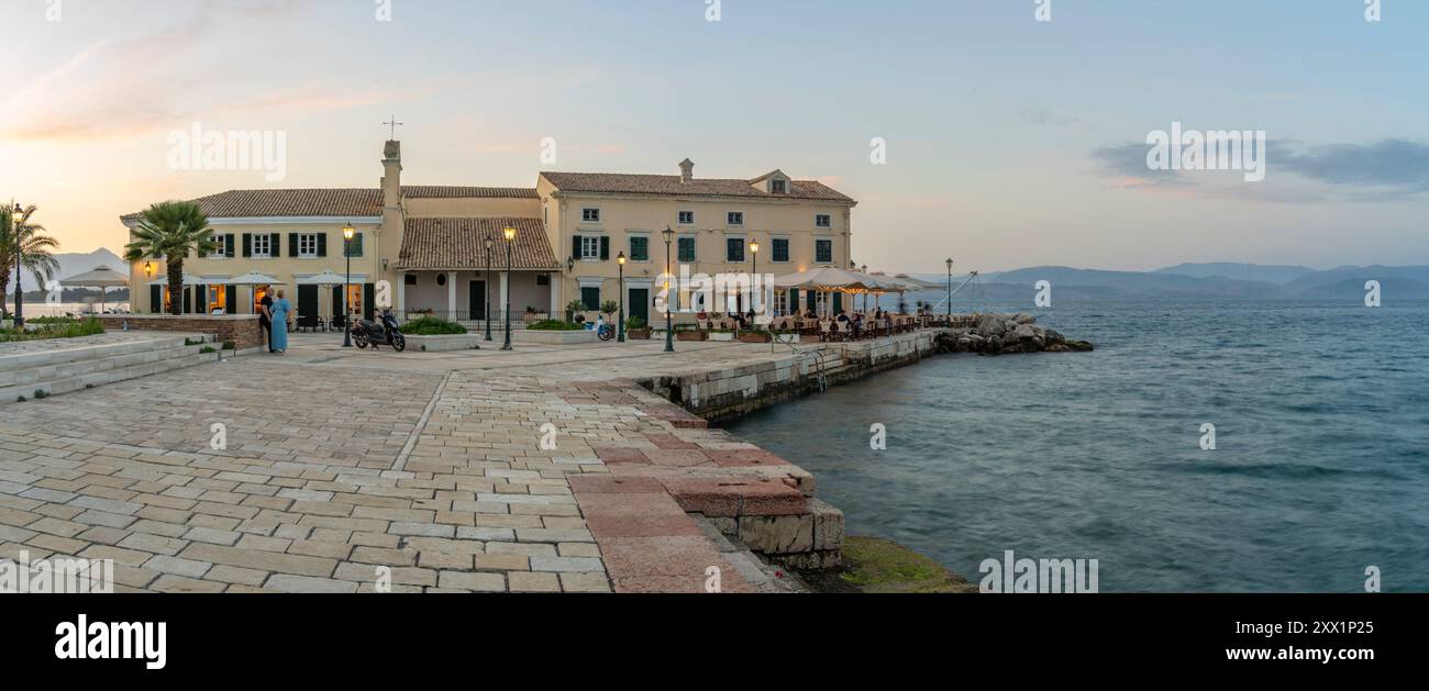 Blick auf Faliraki Korfu in der Abenddämmerung in Korfu Stadt, Korfu, Ionisches Meer, griechische Inseln, Griechenland, Europa Stockfoto