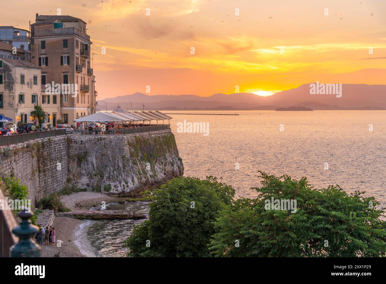 Blick auf Korfu-Stadt und Ionisches Meer während der goldenen Stunde, Korfu-Stadt, Korfu, Ionisches Meer, griechische Inseln, Griechenland, Europa Stockfoto