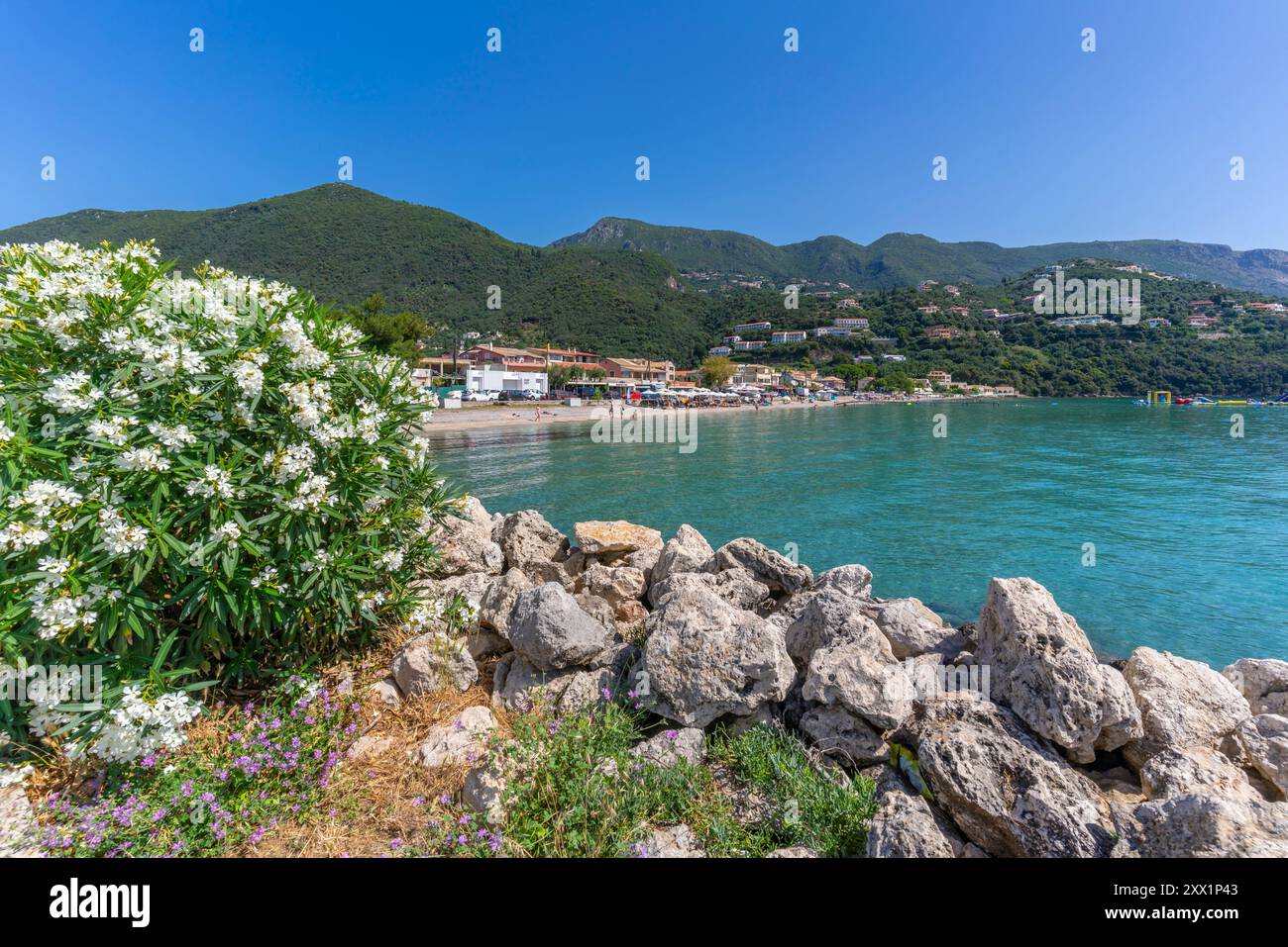 Blick auf das Ionische Meer und den Strand von Ipsos, Ipsos, Korfu, Ionisches Meer, griechische Inseln, Griechenland, Europa Stockfoto