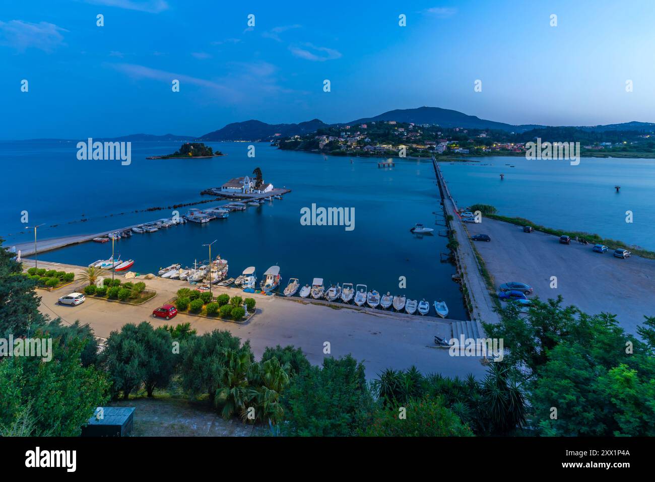 Blick auf das Heilige Kloster Panagia Vlacherna in der Abenddämmerung, Korfu, Ionisches Meer, griechische Inseln, Griechenland, Europa Stockfoto