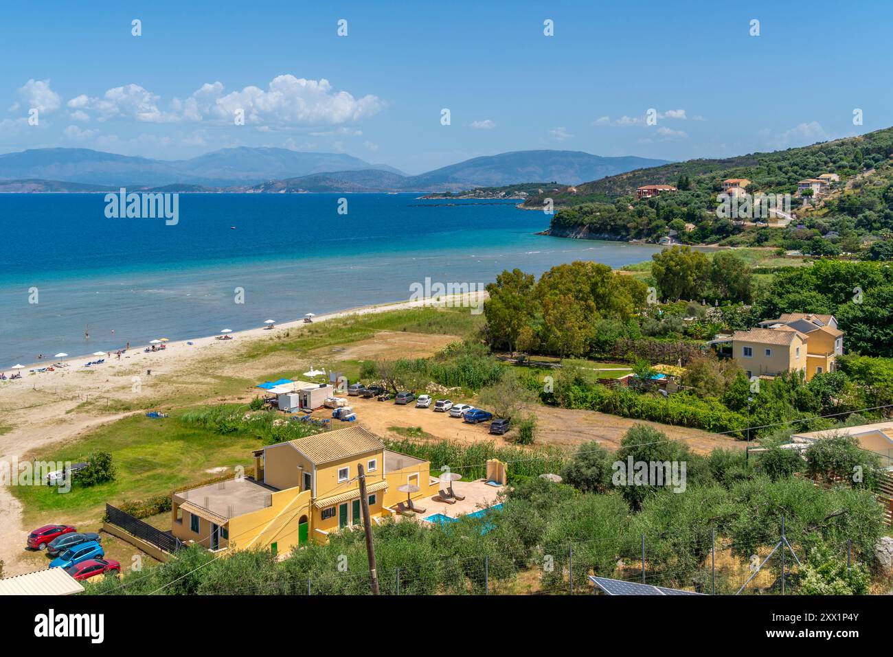 Blick auf den Strand von Paralia Kalamaki und die albanische Küste im Hintergrund, Paralia Kalamaki, Korfu, Ionisches Meer, griechische Inseln, Griechenland, Europa Stockfoto