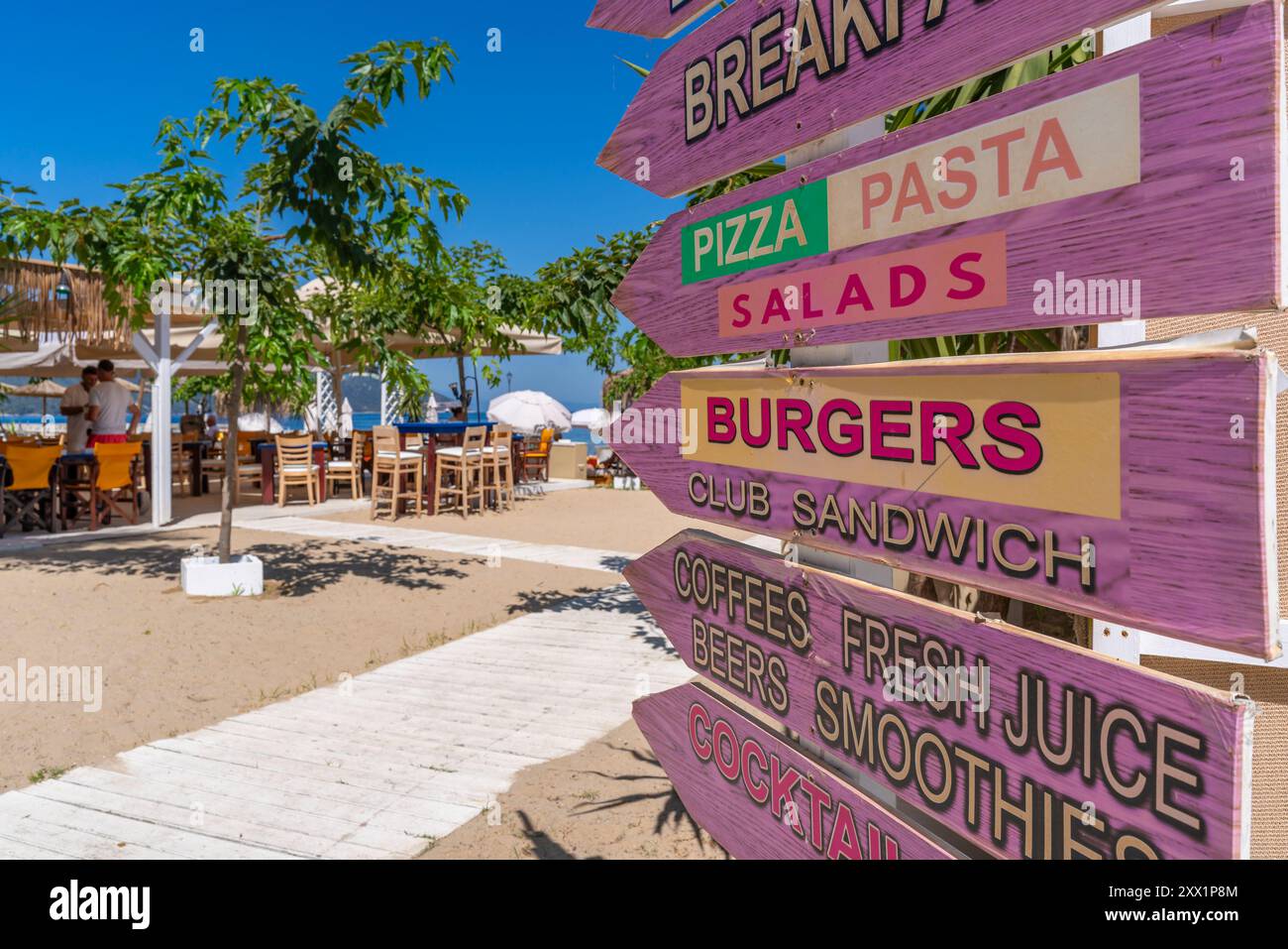 Blick auf Restaurantschilder und Hafen in Thassos Stadt, Thassos, Ägäis, griechische Inseln, Griechenland, Europa Stockfoto
