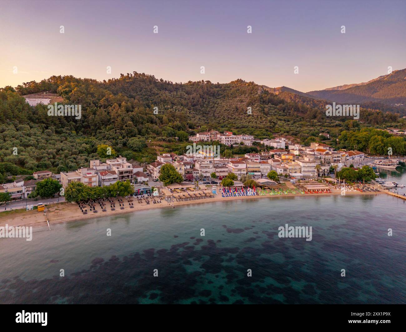 Luftaufnahme von Thassos Stadt bei Sonnenaufgang, Thassos Stadt, Thassos, Ägäis, griechische Inseln, Griechenland, Europa Stockfoto