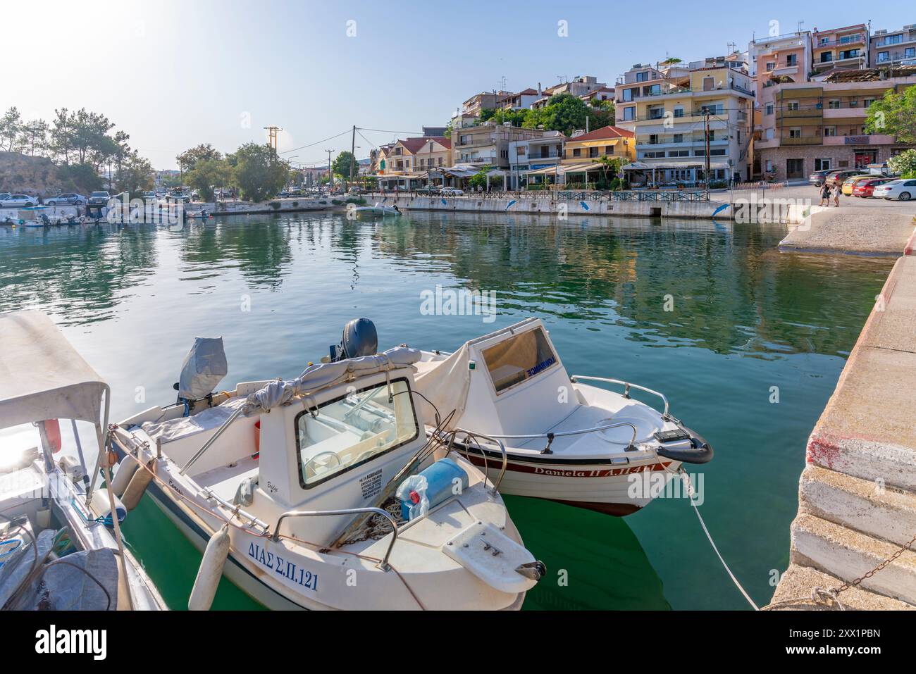 Blick auf Boote im Hafen von Limenaria Dorf, Limenaria, Thassos, Ägäis, griechische Inseln, Griechenland, Europa Stockfoto