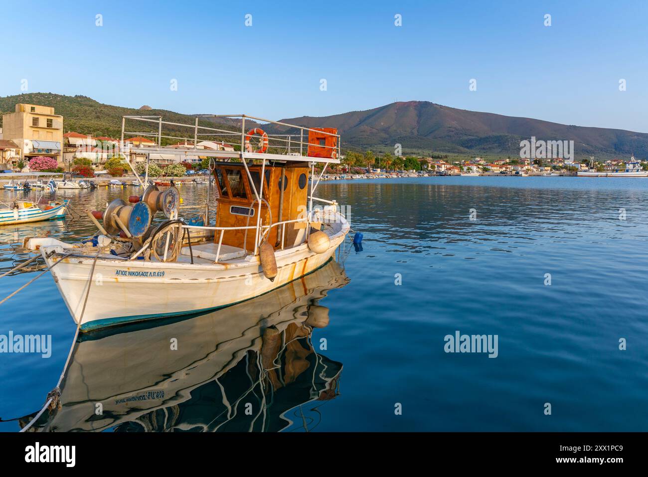 Blick auf die Boote im Hafen von Skala Kallirachis, Skala Kallirachis, Thassos, Ägäis, griechische Inseln, Griechenland, Europa Stockfoto