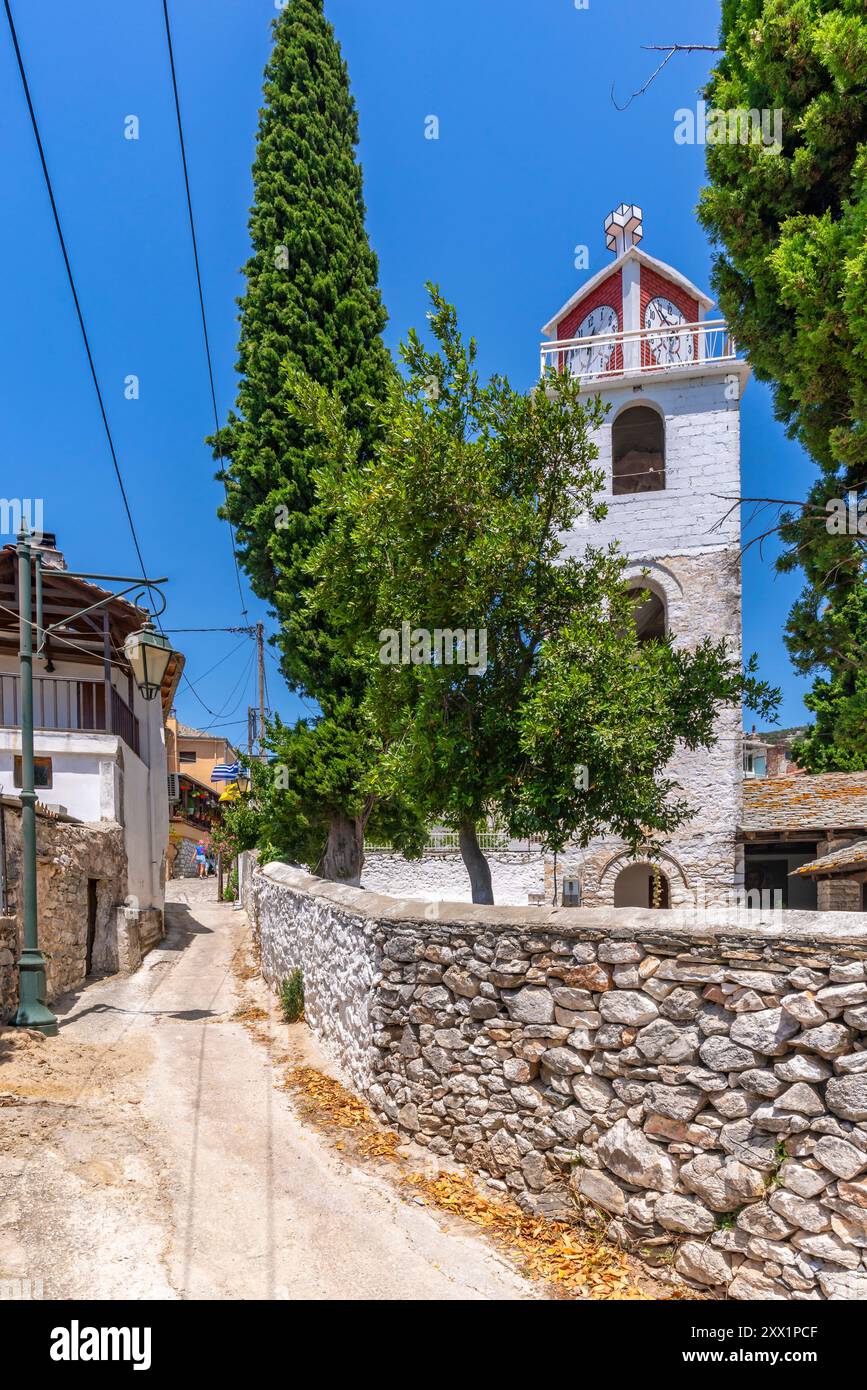 Blick auf den Glockenturm der griechisch-orthodoxen Kirche, Theologos, Thassos, Ägäis, griechische Inseln, Griechenland, Europa Stockfoto