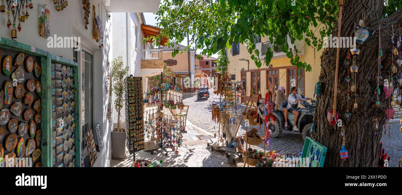 Blick auf Souvenirladen und Paare auf dem Quad in Theologos, Theologos, Thassos, Ägäis, griechischen Inseln, Griechenland, Europa Stockfoto
