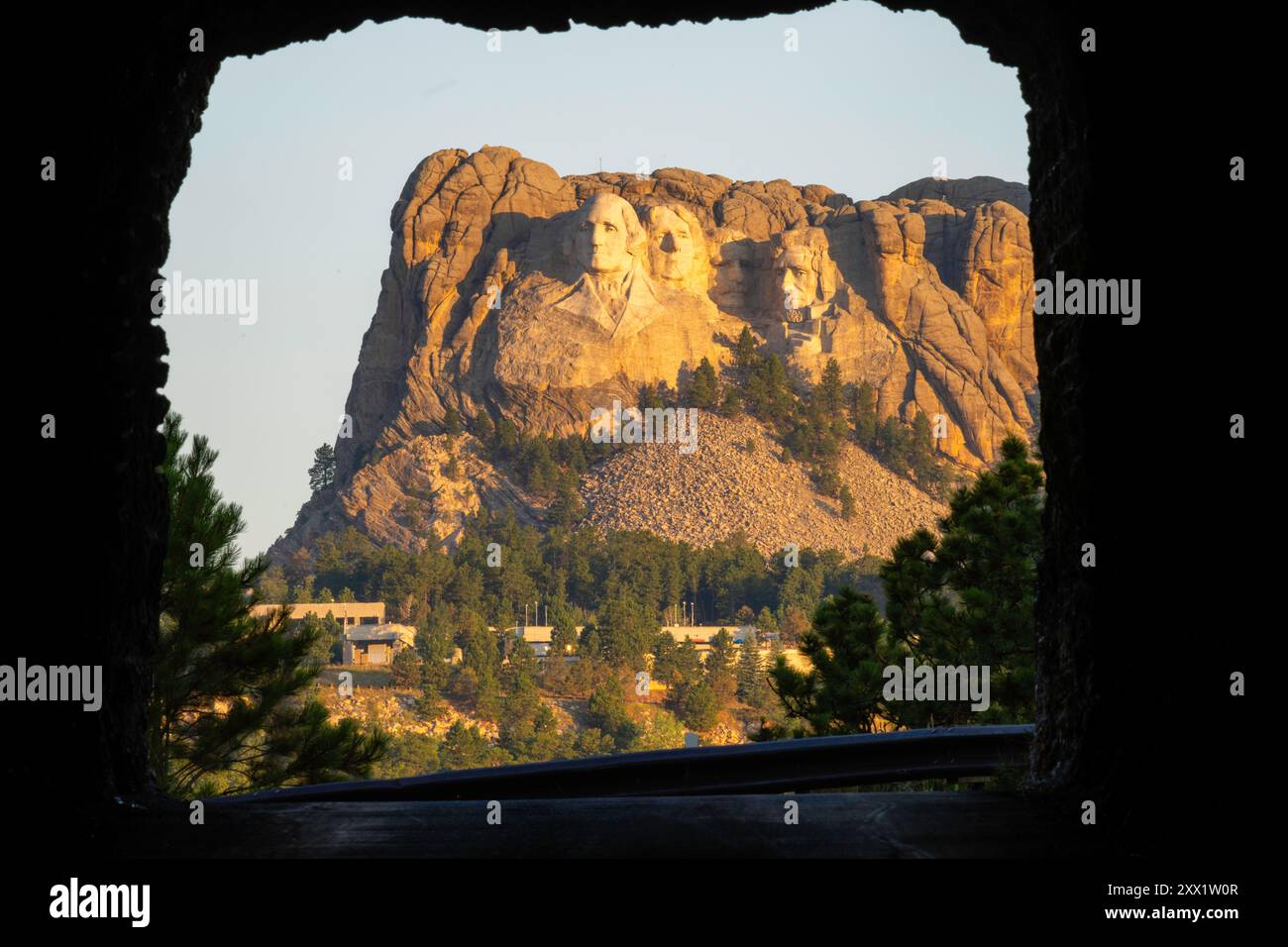 Blick auf Mt. Rushmore National Memorial vom Doane Robinson Tunnel/Tunnel View, Black Hills National Forest, South Dakota, USA. Stockfoto