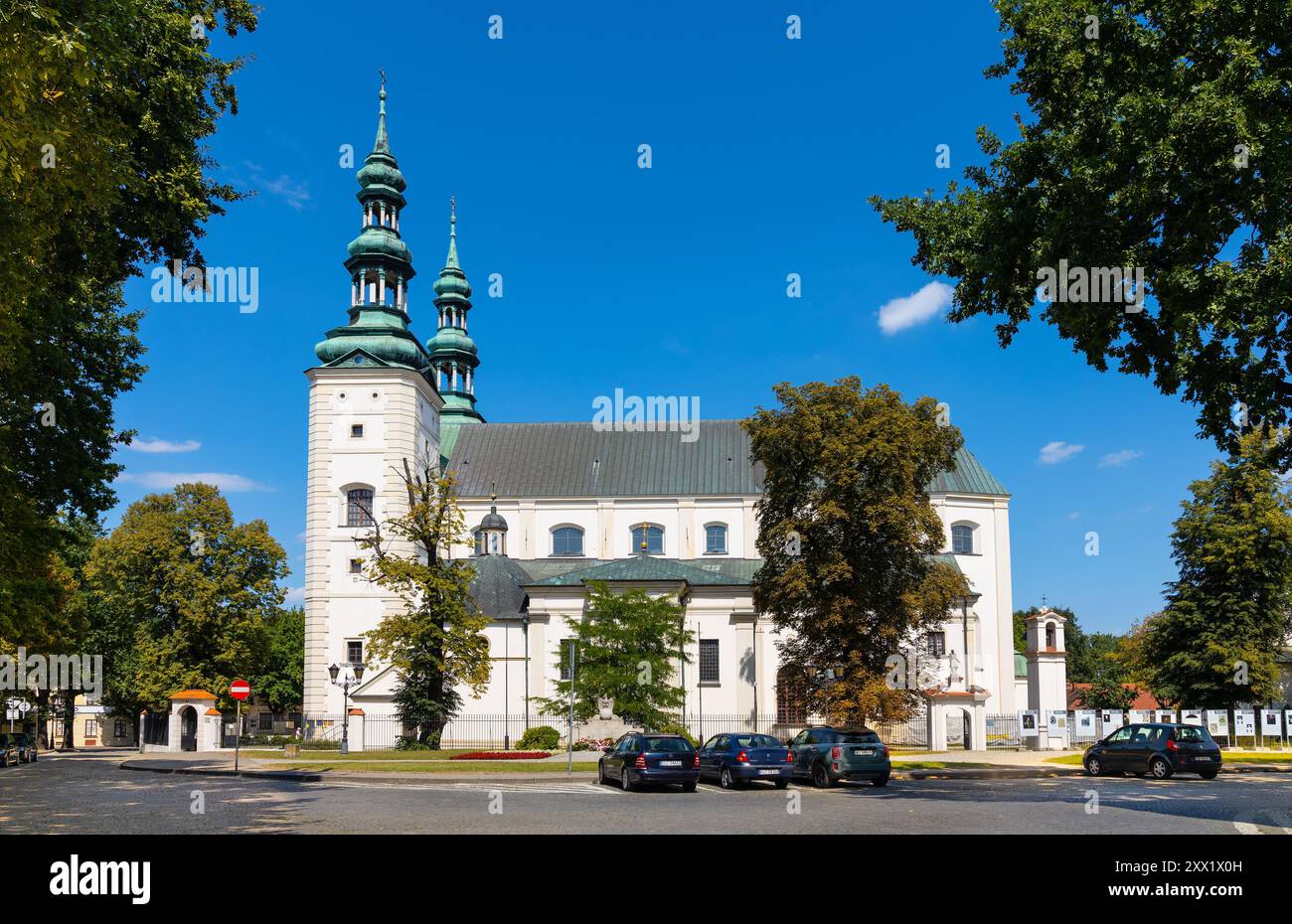 Lowicz, Polen - 17. August 2024: Basilika der Himmelfahrt der Heiligen Jungfrau Maria und des Heiligen Nikolaus auf dem Marktplatz der Altstadt Stockfoto