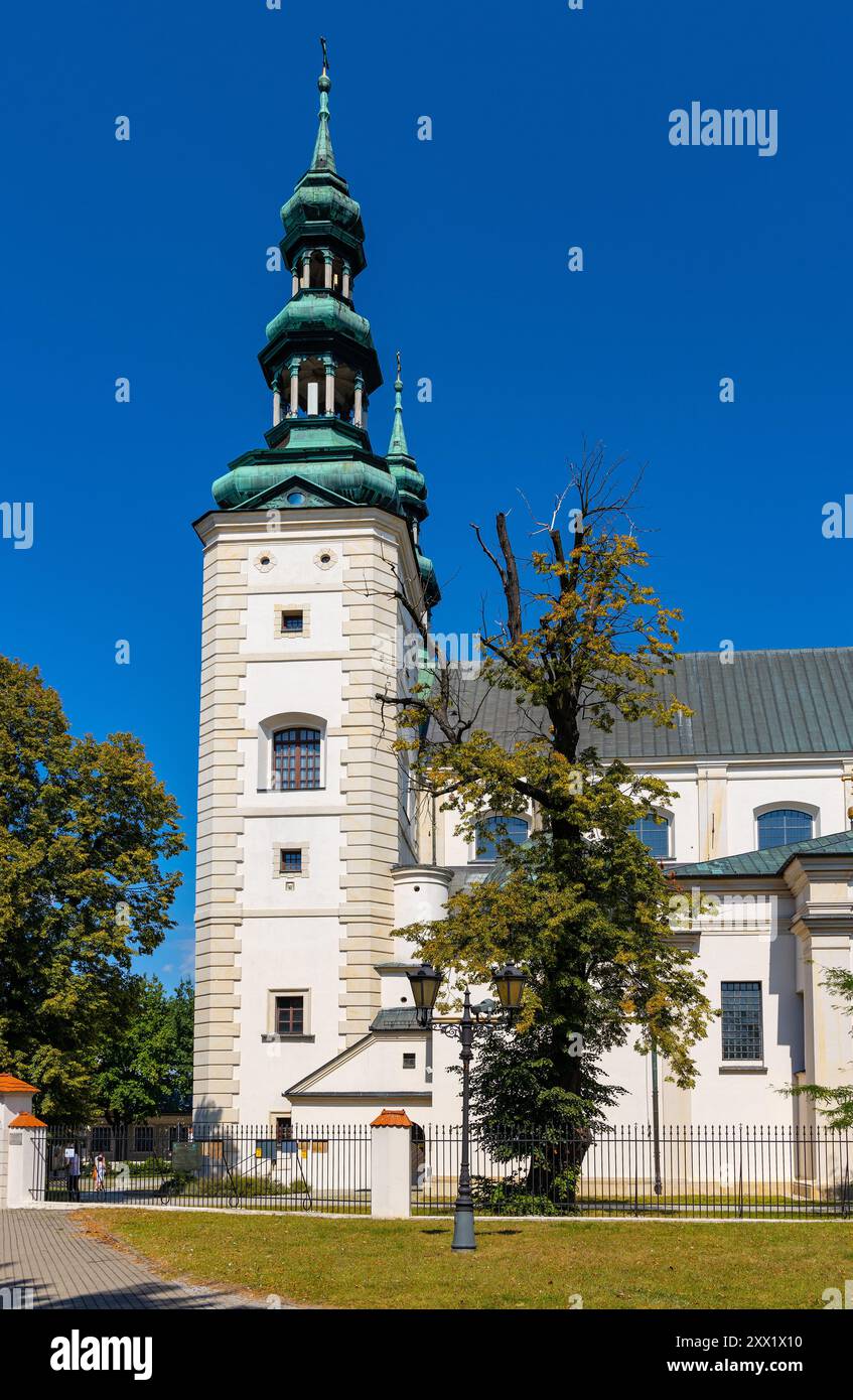 Lowicz, Polen - 17. August 2024: Basilika der Himmelfahrt der Heiligen Jungfrau Maria und des Heiligen Nikolaus auf dem Marktplatz der Altstadt Stockfoto