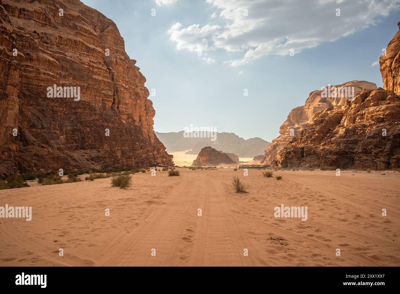 Wunderschöne Landschaft des Wadi Rum in Südjordanien. Wüstenlandschaft mit Felsformationen und Sandboden im Nahen Osten. Stockfoto