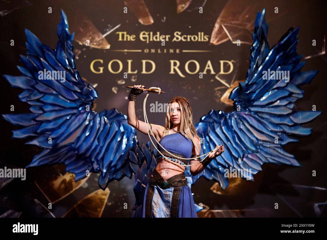 Eine Cosplayerin posiert als Figur aus dem Addon Gold Road zum Online-Spiel The Elder Scrolls Online der Gamescom 2024 in Köln. Morgen eröffnet Europas führende Messe für digitales Gaming in Köln Ihre Tore. Erstmals werden über 1400 Aussteller zu der Video- und Computerspielmesse erwartet. Themenbild, Symbolbild Köln, 20.08.2024 NRW Deutschland *** Ein Cosplayer posiert als Figur aus dem Gold Road Add-on für das Online-Spiel The Elder Scrolls Online auf der Gamescom 2024 in Köln die europäische Leitmesse für digitales Gaming öffnet morgen erstmals in Köln ihre Türen, über 1.400 Exhi Stockfoto