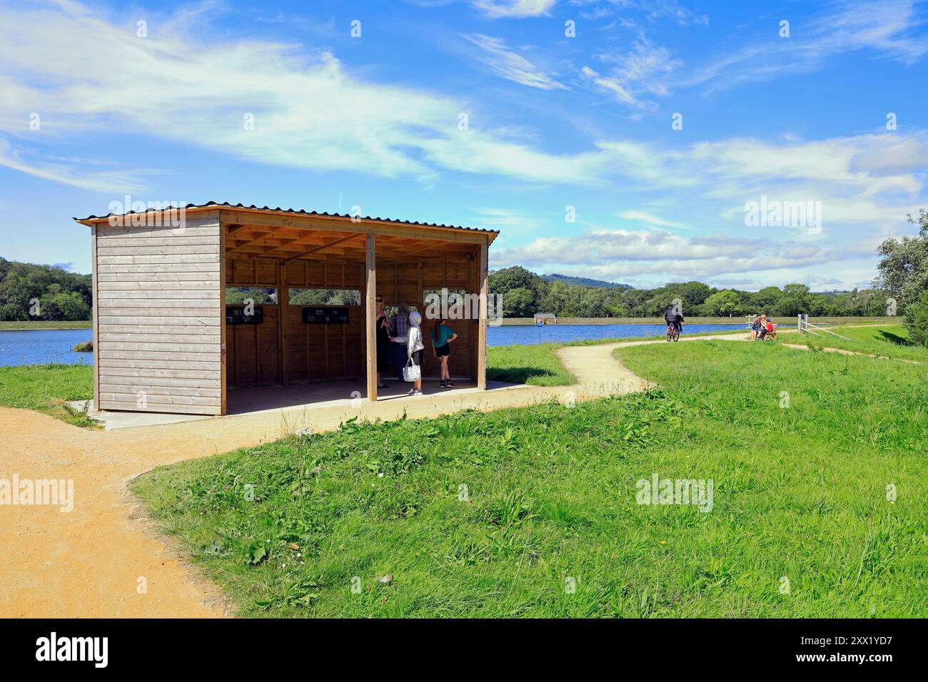 Das Vogelversteck am Lisvane Reservoir bei „Llanishen & Lisvane Reservoirs“. Vom August 2024. Sommer Stockfoto