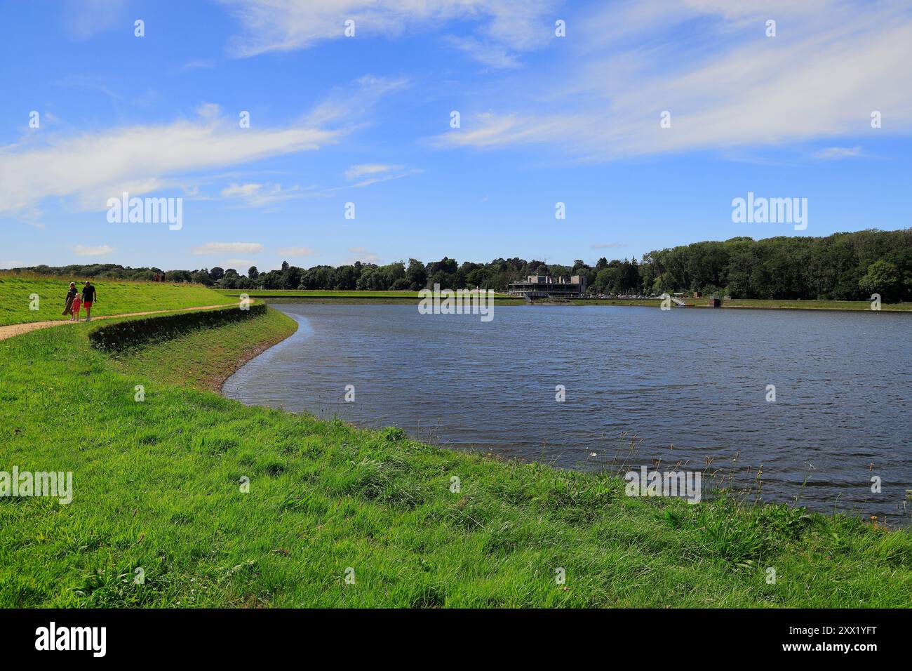 Kleine Familiengruppe auf gewundenen Pfad - Lisvane Reservoir bei 'Llanishen & Lisvane Reservoir'. Vom August 2024. Sommer Stockfoto