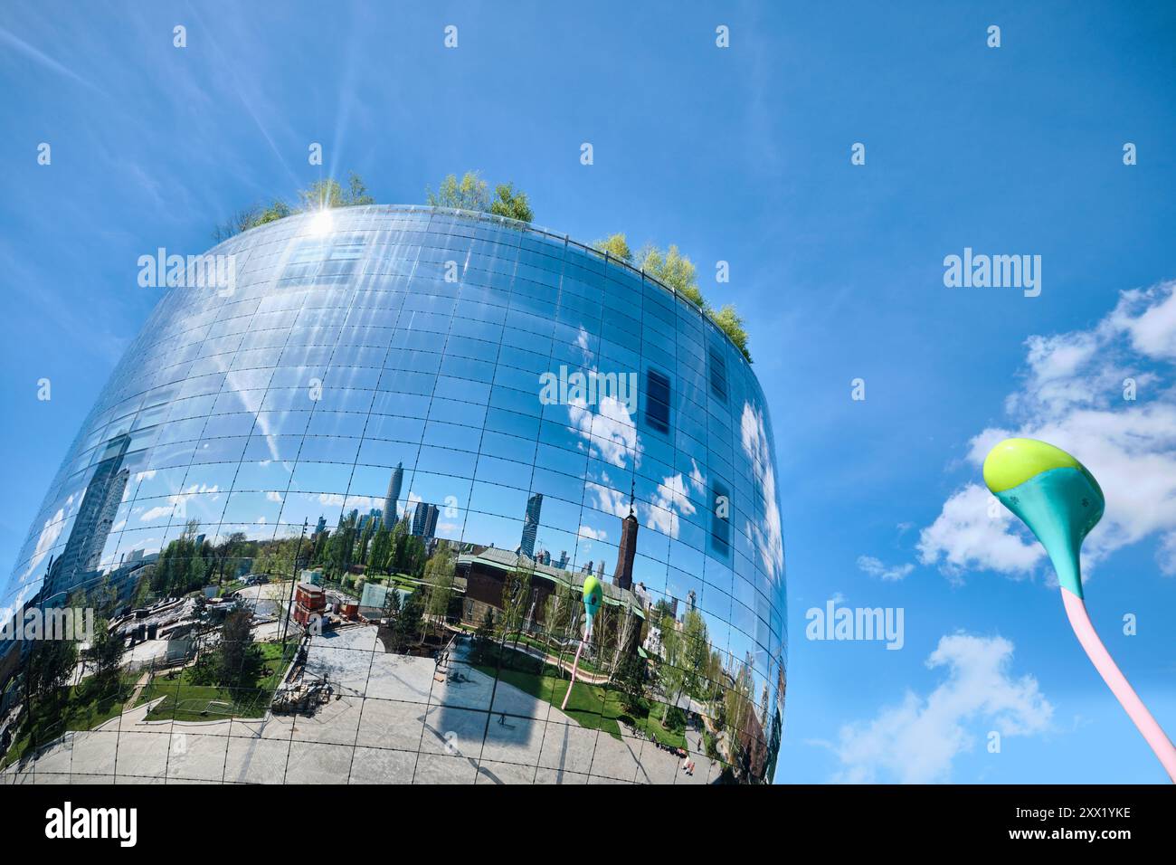 Rotterdam, Niederlande - 10. April 2024: Rotterdam das Depot-Gebäude ist ein Kunstdepot des Museums Boijmans Van Beuningen Stockfoto